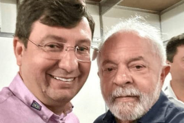 O prefeito de Cocos, Marcelo Emerenciano, e o presidente Lula O prefeito de Cocos, Marcelo Emerenciano, e o presidente Lula