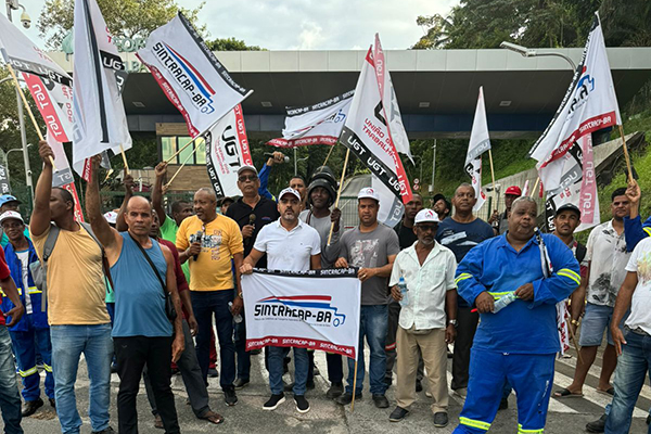 Manifestação de ex-funcionários da Morel, terceirizada que prestava serviços ao grupo Neonergia Coelba Manifestação de ex-funcionários da Morel, terceirizada que prestava serviços ao grupo Neonergia Coelba