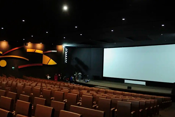 Em 2019, esse número era de 3.500 salas