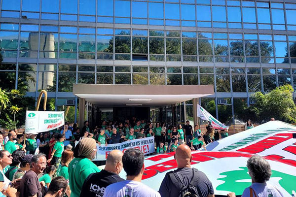 Servidores em manifestação em frente à sede do Ministério do Meio Ambiente, em Brasília (DF) Servidores em manifestação em frente à sede do Ministério do Meio Ambiente, em Brasília (DF)