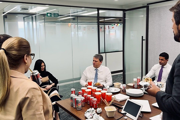 O governador de SP, Tarcísio de Freitas (Republicanos), almoçando com auxiliares O governador de SP, Tarcísio de Freitas (Republicanos), almoçando com auxiliares