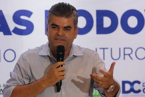 Ex-prefeito de Caxias, no RJ, é alvo de operação da PF sobre falsificação de carteira de vacinação de Bolsonaro