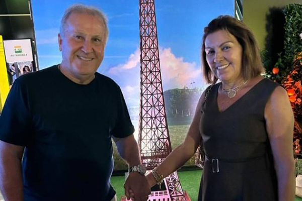 O ex-jogador de futebol Zico ao lado da mulher Sandra Carvalho de Sá, em Paris