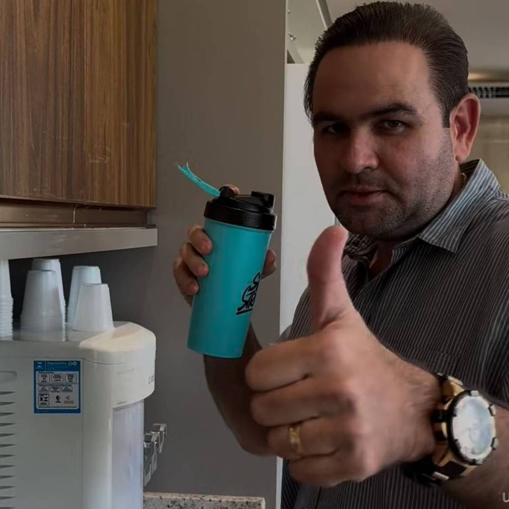 Prefeito de cidade do AM promete whey protein gratuito em campanha de aliado