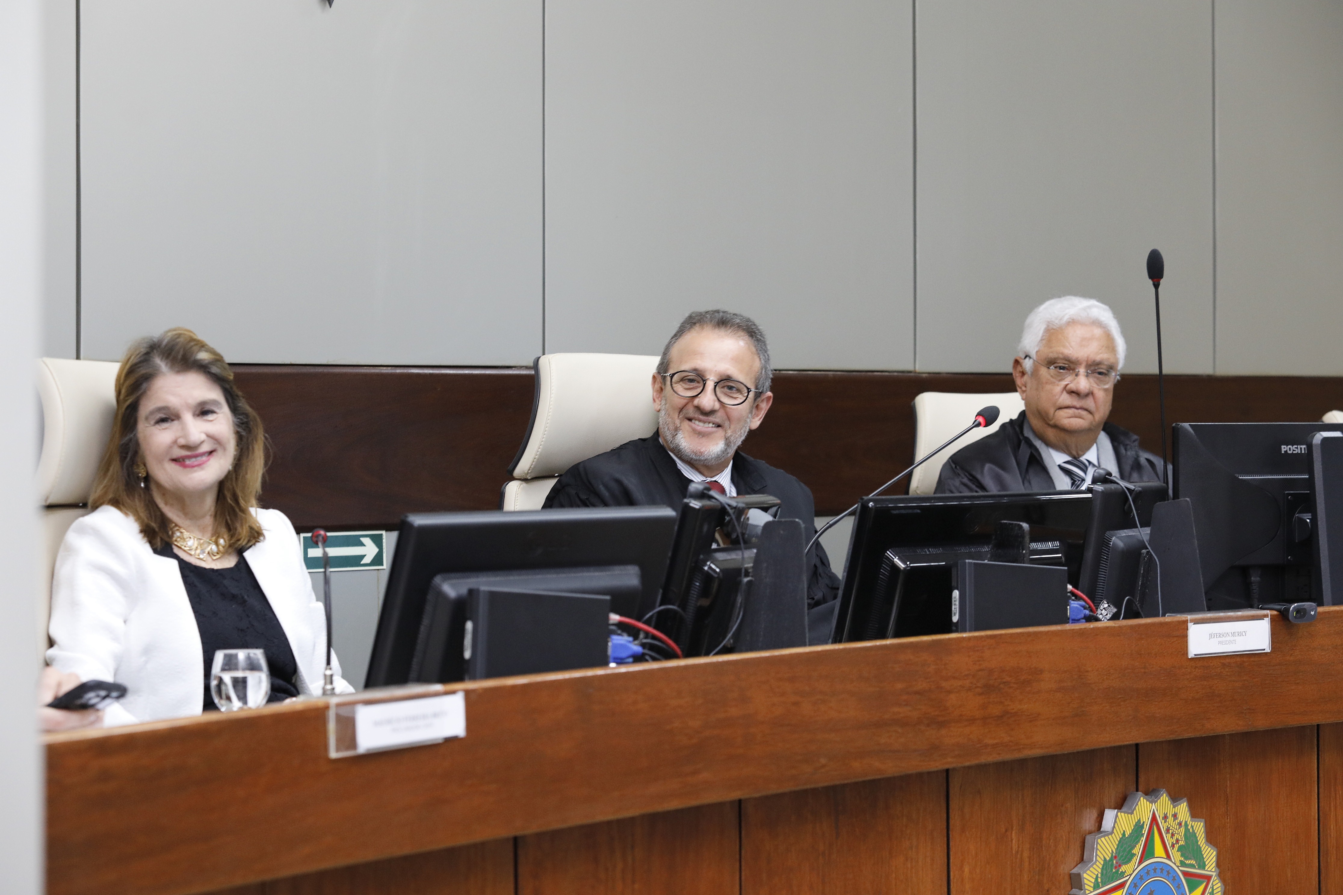 Ambos receberam a toga que usaram ao longo de suas trajetórias e uma placa em reconhecimento aos serviços prestados ao Tribunal