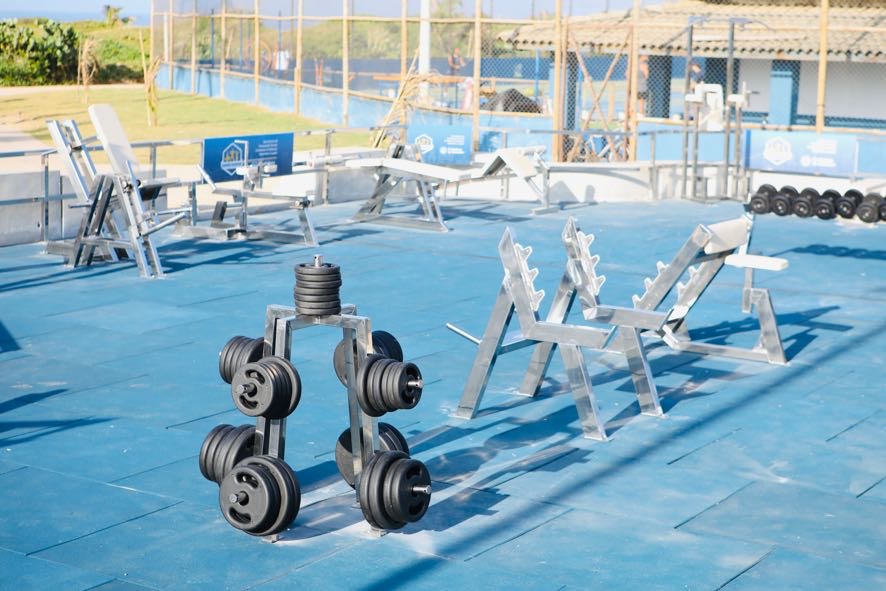 O equipamento oferece acesso gratuito a aulas de musculação e aulas coletivas conduzidas por profissionais especializados