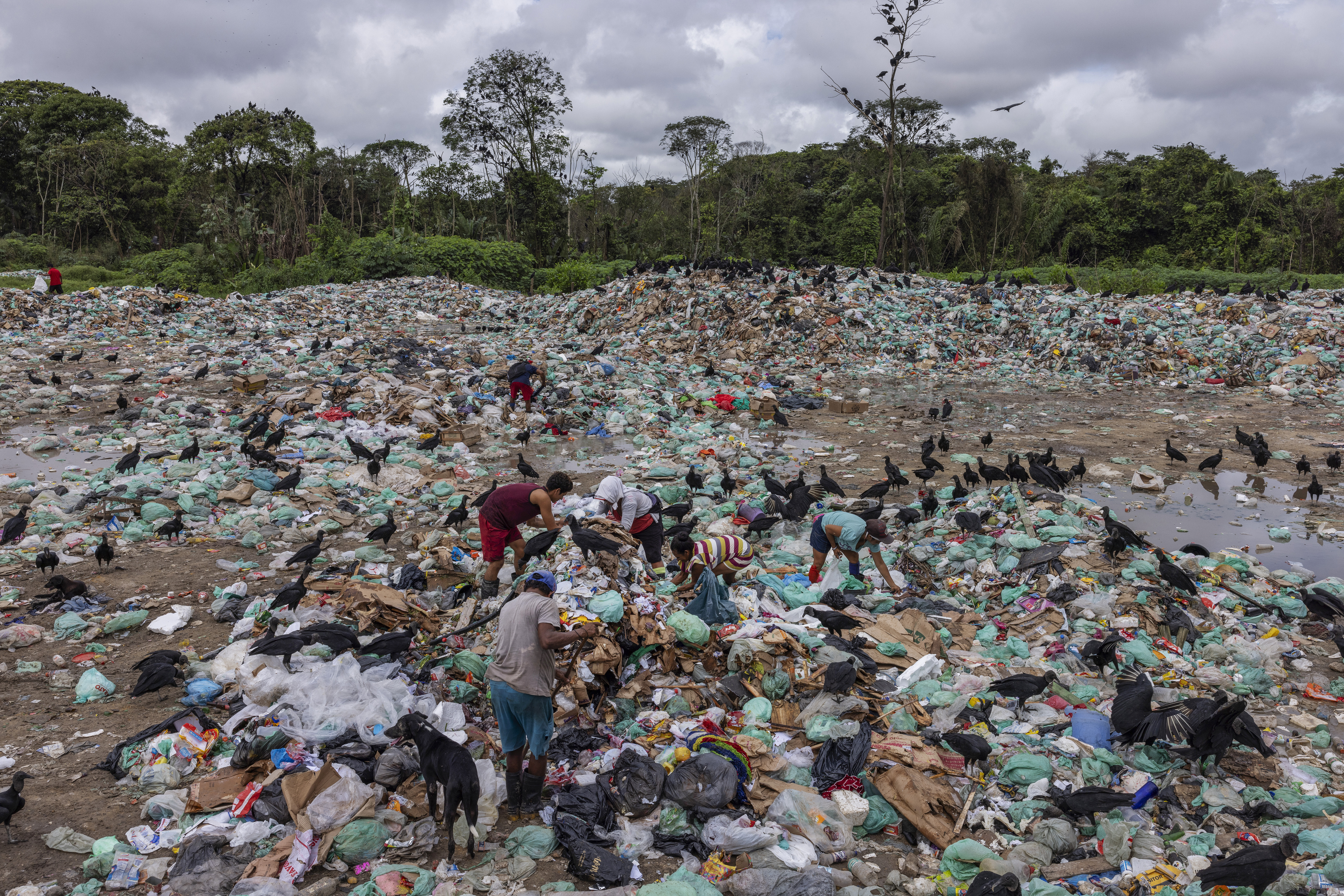 Nesta sexta (2), vence limite para encerramento desses locais, que recebem 33 milhões de toneladas, gerando poluição, doenças e gases-estufa