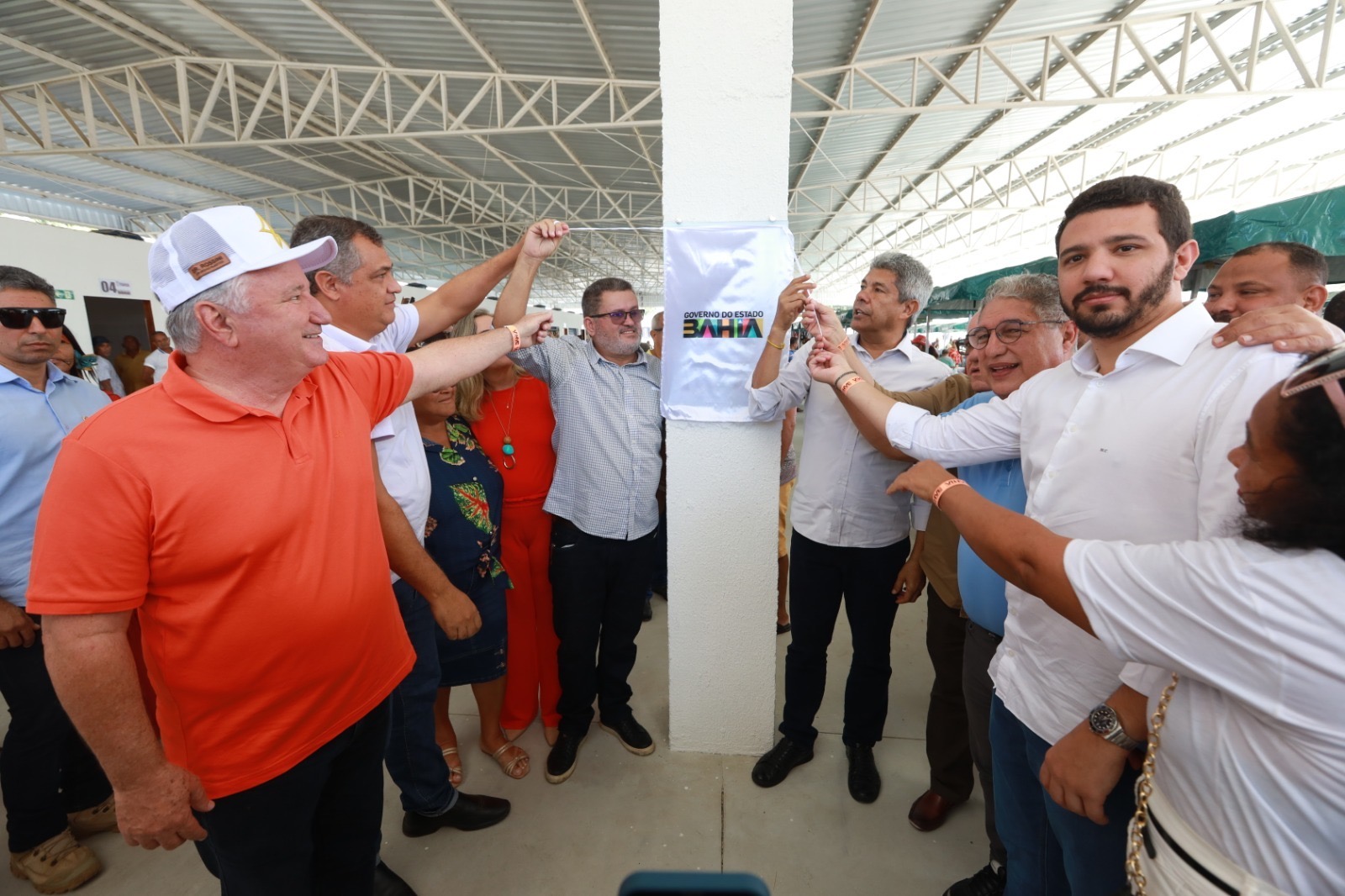 O mercado conta com 15 boxes, banheiros para comercialização de cortes bovinos, aves e peixes