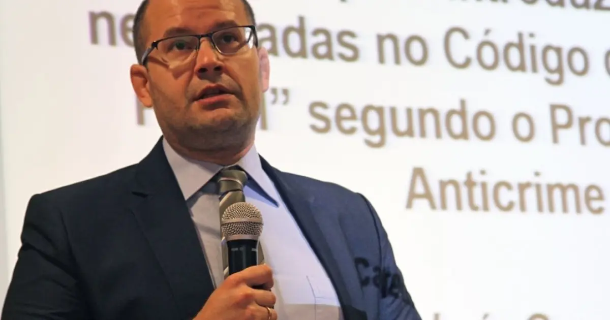 Professor de direito penal e um dos maiores especialistas na obra de Claus Roxin – jurista alemão reconhecido internacionalmente – , Luís Greco Professor de direito penal e um dos maiores especialistas na obra de Claus Roxin – jurista alemão reconhecido internacionalmente – , Luís Greco