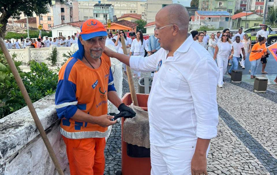 O candidato à reeleição em Salvador Luiz Carlos Suíca durante Azoany O candidato à reeleição em Salvador Luiz Carlos Suíca durante Azoany