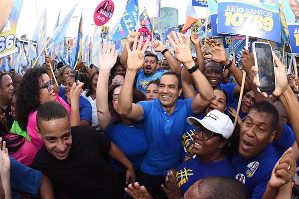 Prefeito Bruno Reis percorreu as ruas de Cosme de Farias e Matatu