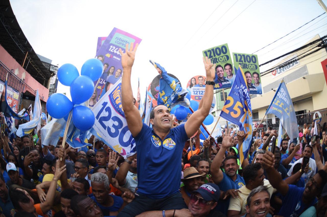 O prefeito Bruno Reis em caminhada de campanha nos bairros Pau da Lima e São Marcos