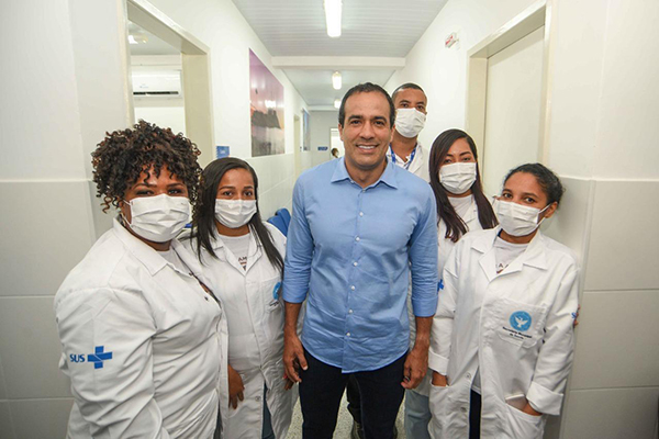 O prefeito Bruno Reis com profissionais de saúde de Salvador O prefeito Bruno Reis com profissionais de saúde de Salvador