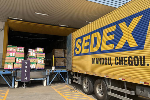 Caminhão em centro dos Correios em São Paulo