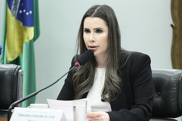 Deputada Caroline de Toni pautou projetos que miram atuação de STF e MST, além de drogas e aborto