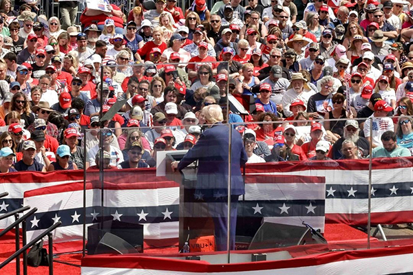 Trump discursa com vidro à prova de bala na Carolina do Norte, nos EUA Trump discursa com vidro à prova de bala na Carolina do Norte, nos EUA