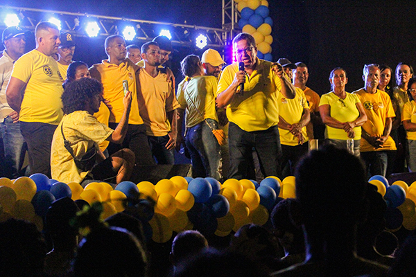 Dr. Ravan, ex-prefeito de Ibirapitanga e candidato a prefeito de Maraú, deu início à campanha eleitoral com um comício no distrito de Ibiaçu Dr. Ravan, ex-prefeito de Ibirapitanga e candidato a prefeito de Maraú, deu início à campanha eleitoral com um comício no distrito de Ibiaçu