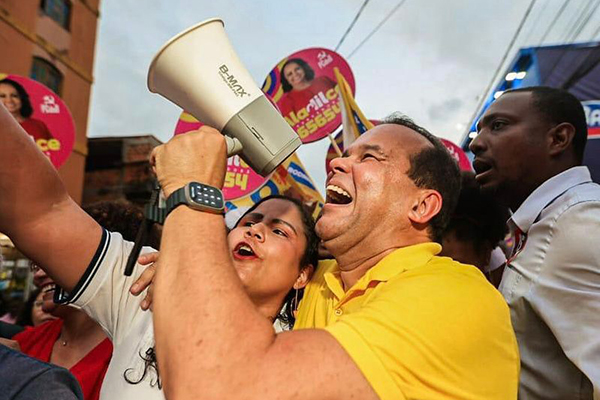 A enfermeira Daiane Burgos com o vice-governador Geraldo Júnior, candidato a prefeito de Salvador A enfermeira Daiane Burgos com o vice-governador Geraldo Júnior, candidato a prefeito de Salvador
