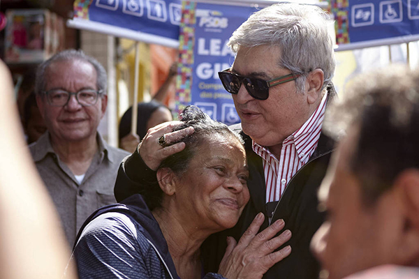 Candidato pelo PSDB à Prefeitura de São Paulo, Datena abraça uma fã na Vila Nova Cachoeirinha, nesta quinta (29)