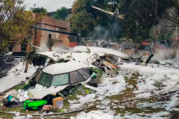 Destroços da avião da Voepass que caiu em Vinhedo (SP) com 62 pessoas a bordo Destroços da avião da Voepass que caiu em Vinhedo (SP) com 62 pessoas a bordo