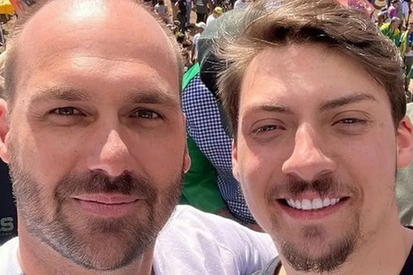 Os irmãos Eduardo Bolsonaro e Jair Renan Os irmãos Eduardo Bolsonaro e Jair Renan