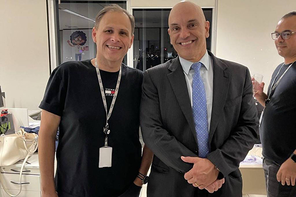 O perito computacional Eduardo Tagliaferro ao lado do ministro Alexandre de Moraes