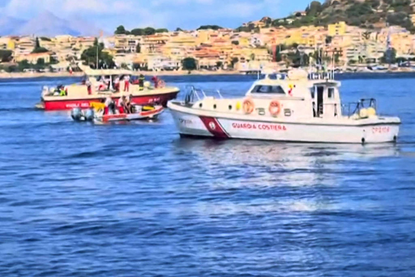 Guarda Costeira da Itália faz buscas por vítimas do superiate Bayesian que afundou nesta segunda-feira (19), na Itália