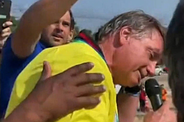 Ex-presidente Jair Bolsonaro é atacado por abelhas durante comício em Natal, no Rio Grande do Norte nesta sexta-feira (16)