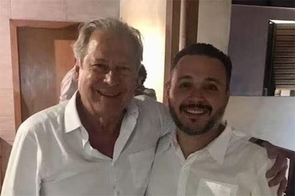 O ex-ministro José Dirceu (PT) com Fernando Nascimento Silva Neto, CEO do Atualbank O ex-ministro José Dirceu (PT) com Fernando Nascimento Silva Neto, CEO do Atualbank