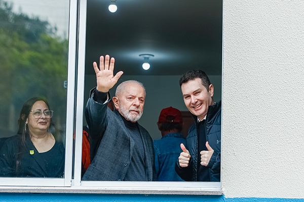 O presidente Lula e o ministro das Cidades, Jader Filho, durante entrega de imóveis do Minha Casa, Minha Vida” em Porto Alegre