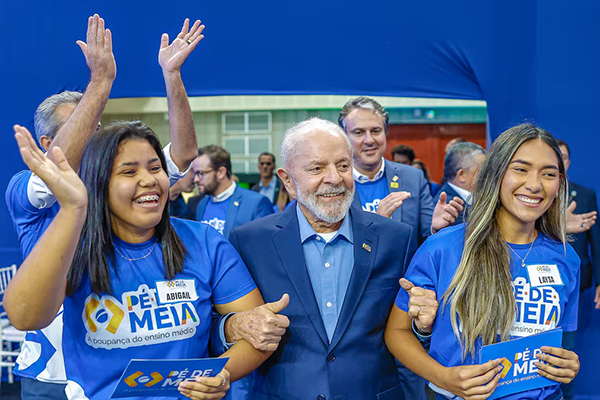 O presidente Lula durante cerimônia de anúncio da expansão do Programa Pé-de Meia no Centro de Eventos do Ceará (CEC), em Fortaleza