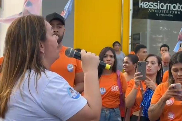 A candidata a prefeita Onilde Carvalho (Novo) conversa com apoiadores