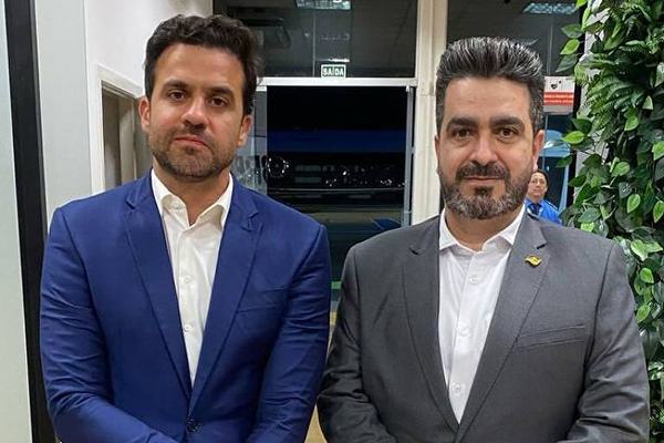 Leonardo Avalanche (à direita na foto) posa para foto com Pablo Marçal, candidato à Prefeitura de São Paulo Leonardo Avalanche (à direita na foto) posa para foto com Pablo Marçal, candidato à Prefeitura de São Paulo