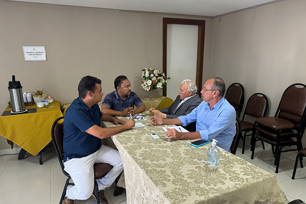 Os deputados Roberto Carlos (PV) e Zó do Sertão (PCdoB), o ex-prefeito Joseph Bandeira (PSB) e o empresário Andrei da Caixa (MDB) em reunião em um hotel em Juazeiro