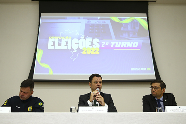 O ex-diretor da PRF Silvinei Vasques (esq.) e o ex-ministro da Justiça Anderson Torres (centro), em coletiva de imprensa sobre operação no 2º turno das eleições