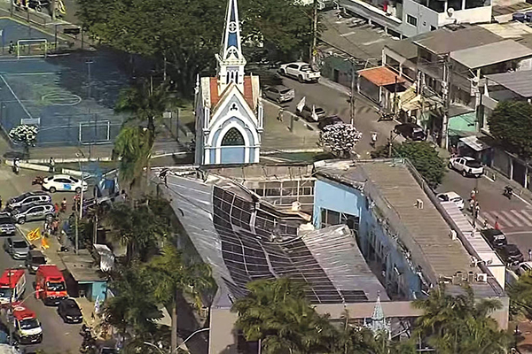 Teto desabado no Santuário do Morro da Conceição, na zona norte do Recife, nesta sexta (30)