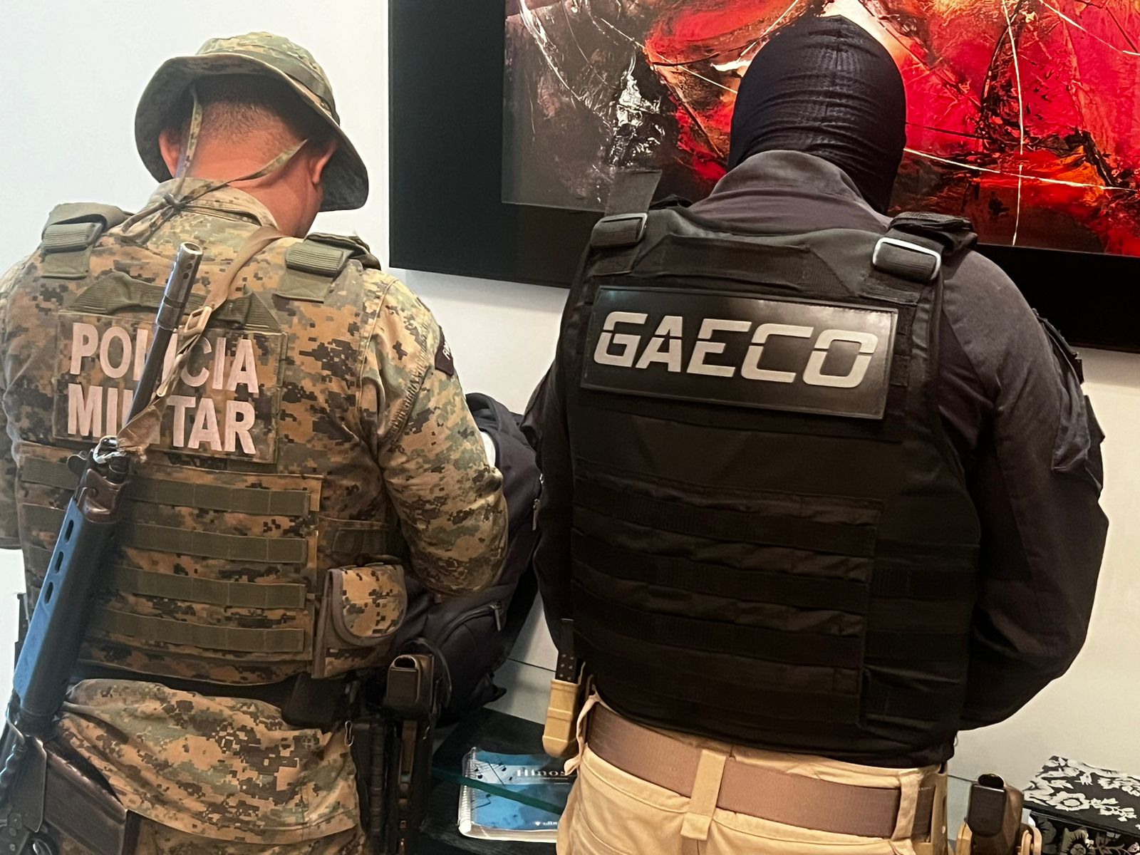 Um homem foi preso por posse ilegal de arma e R$ 140 mil em espécie apreendidos