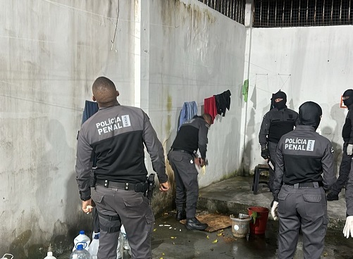 Foram apreendidos celulares, carregadores, fones de ouvido e um pendrive