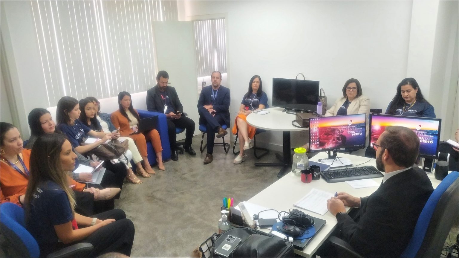 A programação do primeiro dia encerrou com um bate-papo com a consultora jurídica do TJ-BA, Mônica Garrido, e sua assessora, Mayara Souza
