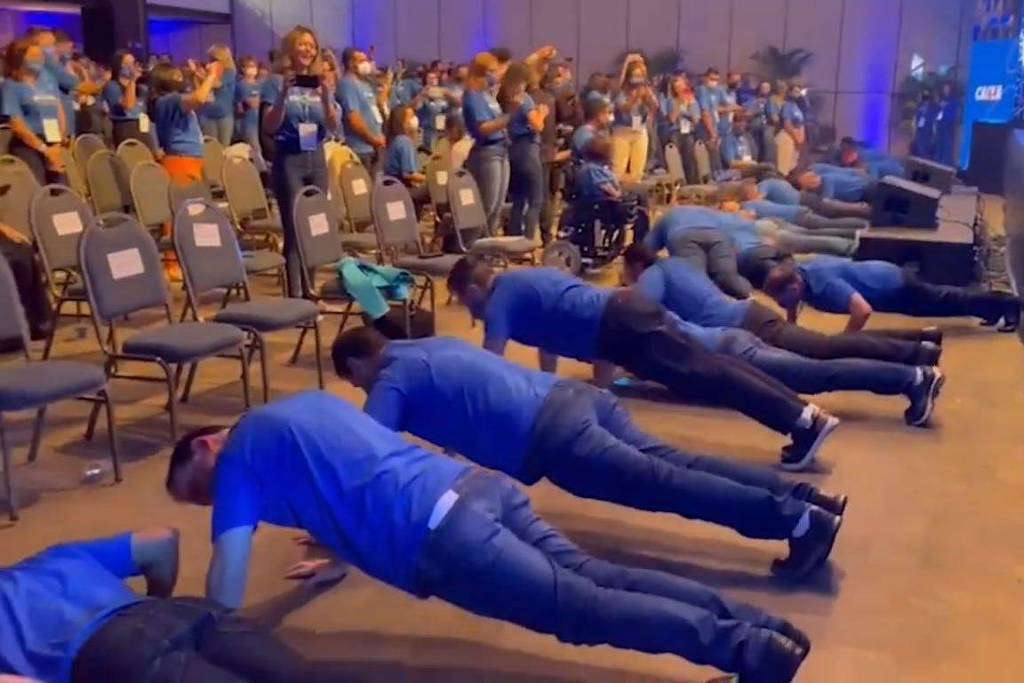 Gestores da Caixa fazem flexões durante evento do banco no interior de São Paulo em dezembro de 2021