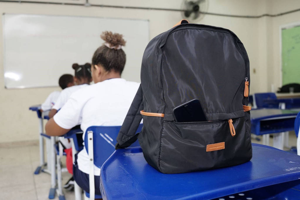Celular guardado em mochila de estudante de escola municipal do Rio de Janeiro