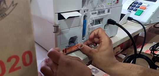 Procedimento consiste em inseminar as urnas eletrônicas com os dados dos eleitores e dos candidatos às eleições, conferir seu pleno funcionamento e lacrar os equipamentos Procedimento consiste em inseminar as urnas eletrônicas com os dados dos eleitores e dos candidatos às eleições, conferir seu pleno funcionamento e lacrar os equipamentos