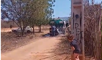 A moradora flagrou o veículo da Prefeitura colocando água em residências vizinhas, mas não na dela
