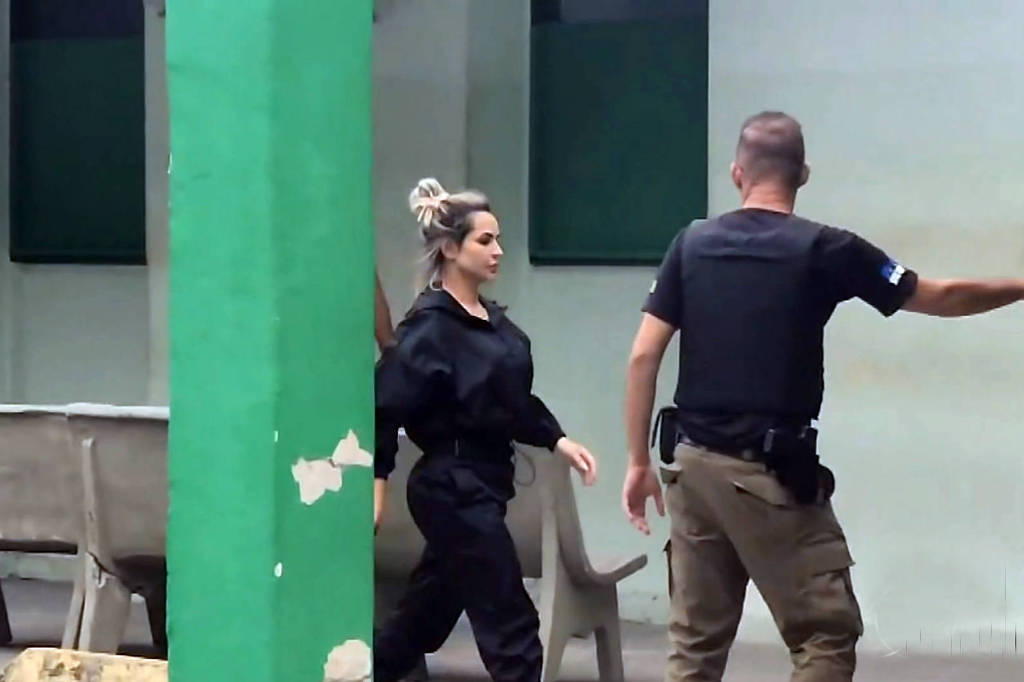 Deolane Bezerra após ser presa no Recife na quarta-feira (5) 