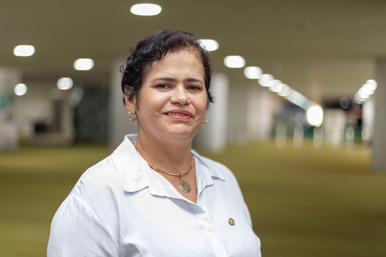 Elisângela Araújo chegou à Câmara dos Deputados para um mandato suplente