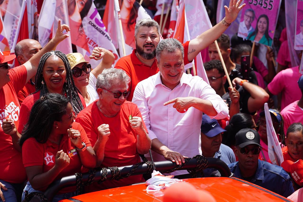 Caetano reúne 30 mil apoiadores em Camaçari