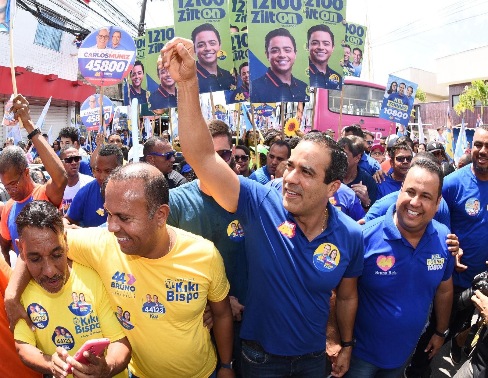 Imagem de Bruno Reis realiza mega caminhada na região de Cajazeiras e destaca investimentos nas regiões mais carentes