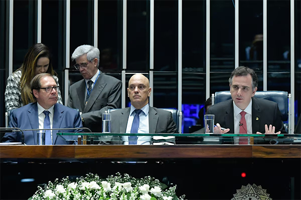 Alexandre de Moraes (centro) ao lado de Rodrigo Pacheco, que já descartou pautar o impeachment do ministro do STF