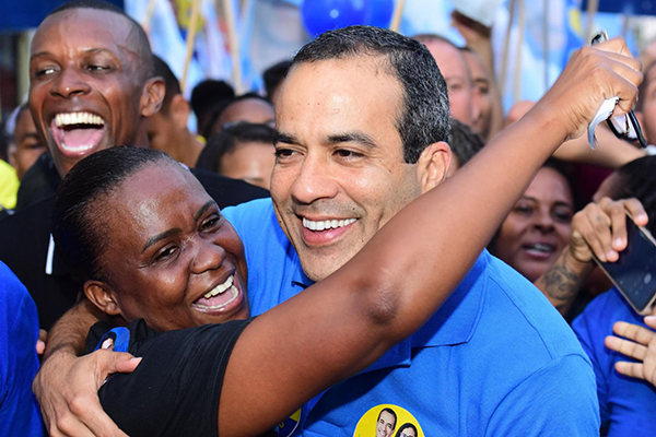 O prefeito de Salvador e candidato à reeleição, Bruno Reis (União Brasil), recebe abraço de uma apoiadora