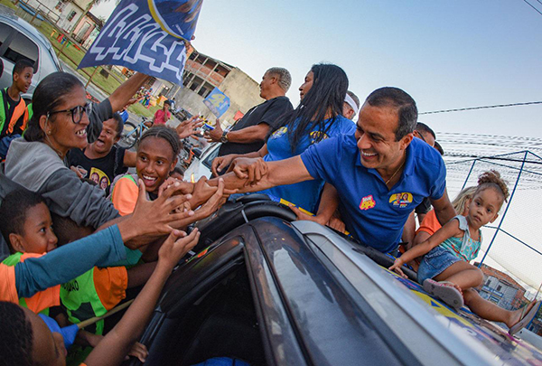 O prefeito Bruno Reis recebe o carinho das crianças durante carreata em Valéria